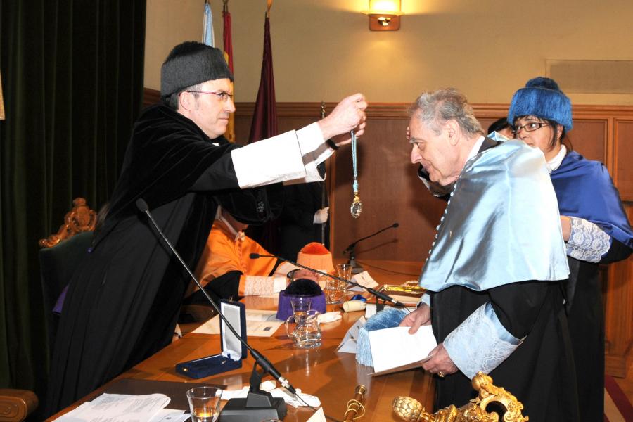 O reitor, Senén Barro, colocando a medalla a Cesare Segre