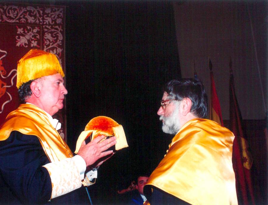 Jerónimo Forteza coloca o birrete a Juan Rosai