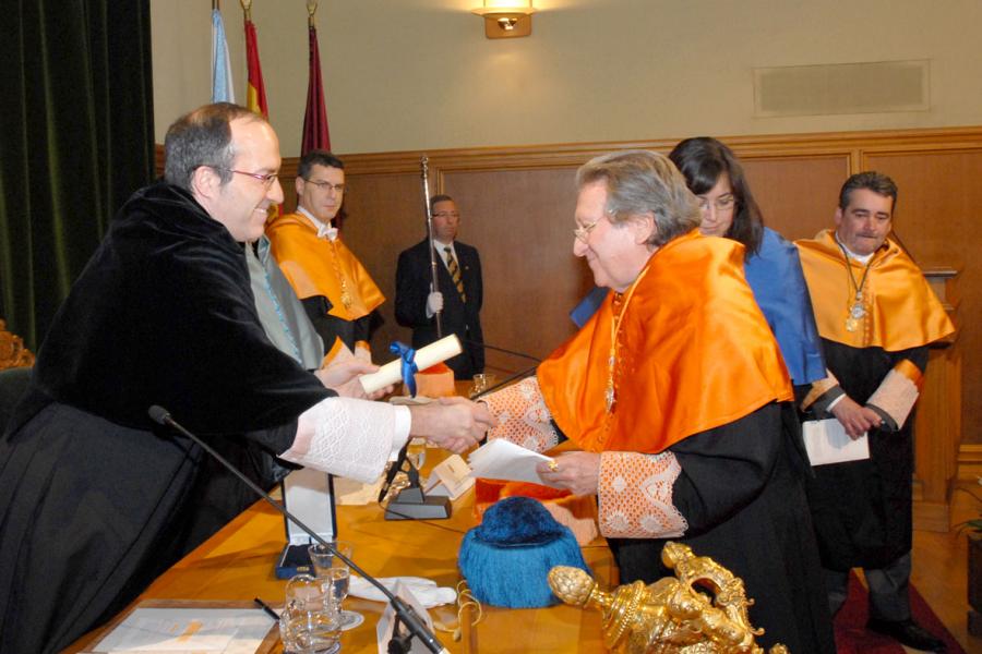 O reitor, Senén Barro, felicita a Jaime Gil Aluja