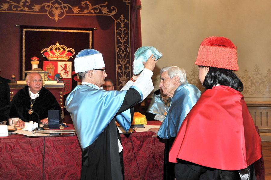 Alfredo Vigo coloca o birrete a Antonio Bonet