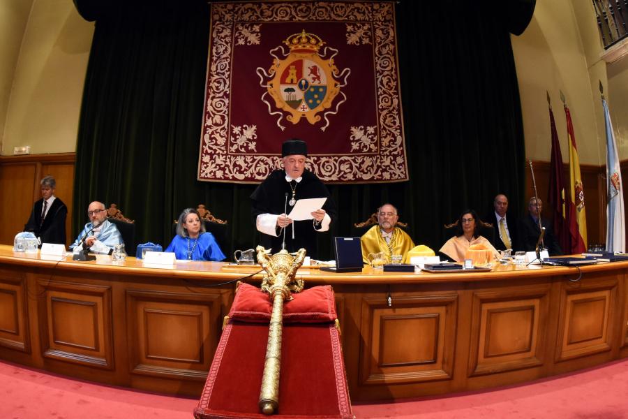 Mesa presidencial durante o discurso do reitor