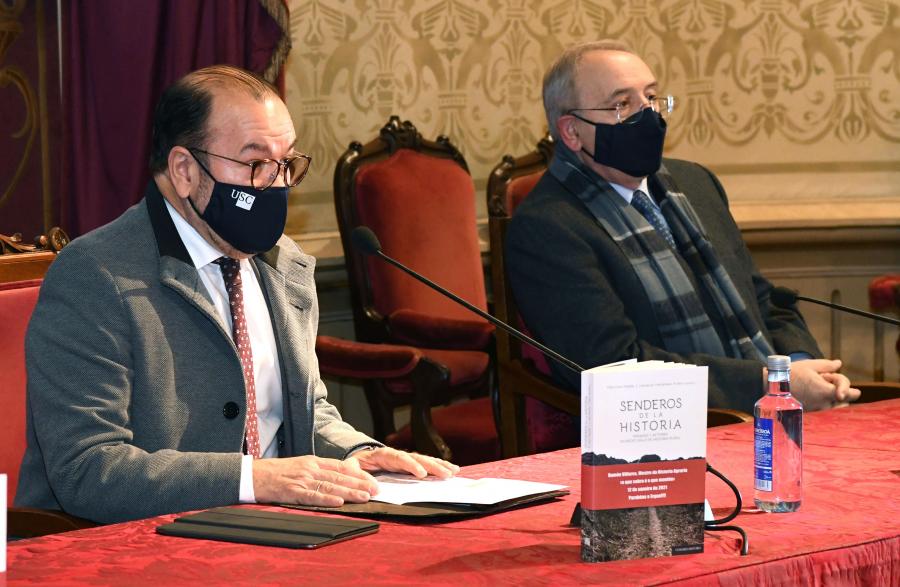 O reitor Antonio López e o profesor Villares no acto de homenaxe. FOTO: Santi Alvite
