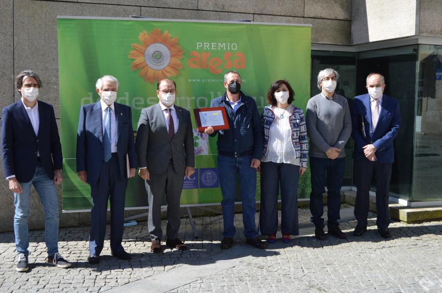 O presidente de A Carqueixa, coa placa conmemorativa, entre Antonio López e Montserrat Valcárcel, o presidente de Aresa e demais finalistas