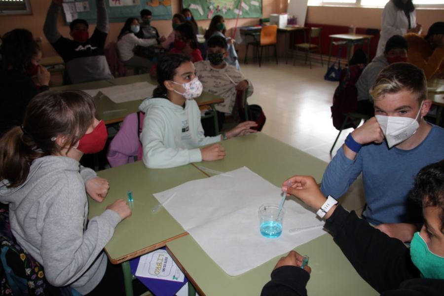 Participantes no programa 'Ciencia no Camiño', no colexio de Paradai