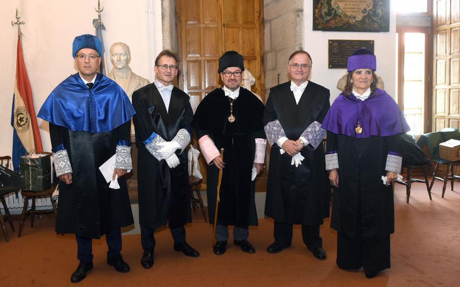 O reitor, cos homenaxeados e os padriños