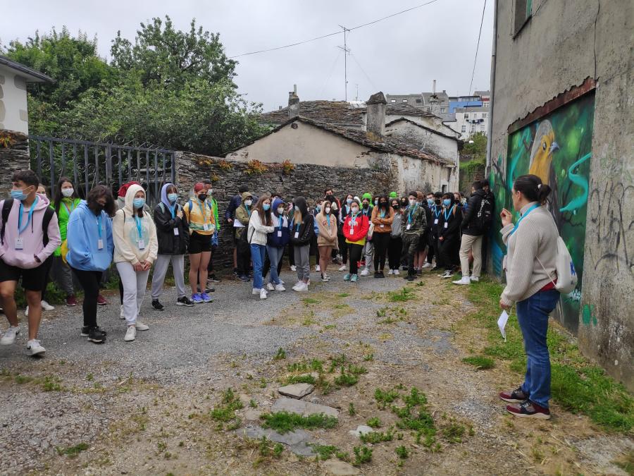 Paseo explicativo polo barrio do Carme da man de Elena Freire