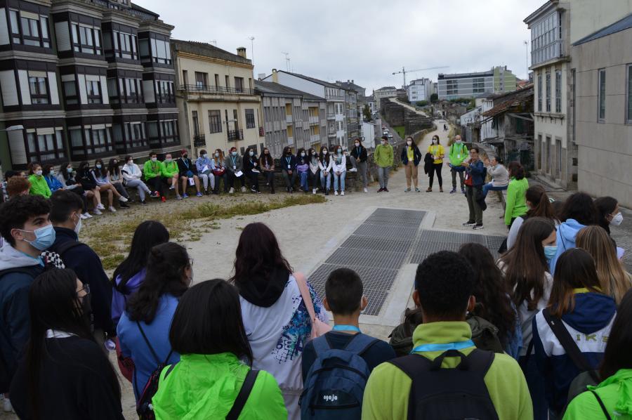 Ana Cabana achega aos estudantes información sobre a muralla e a catedral de Lugo