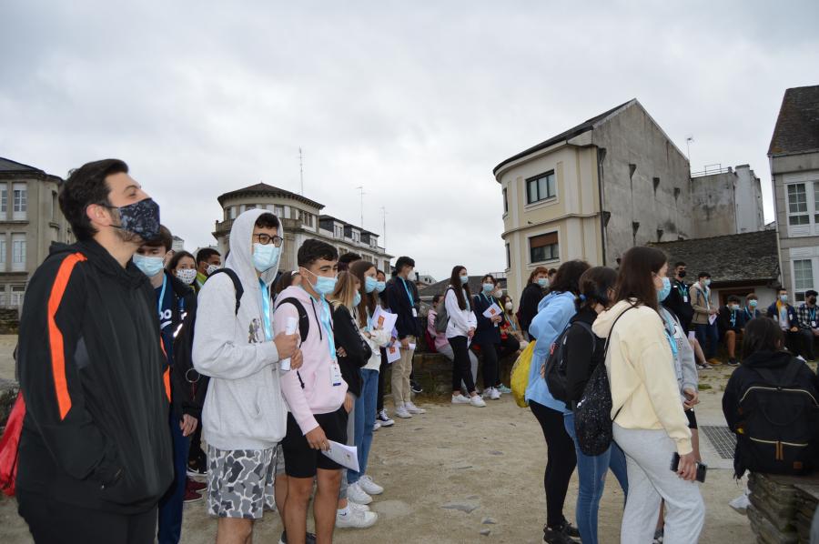 Estudantes, na rampa de acceso á muralla