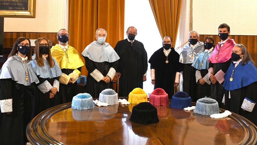 Equipo reitoral co padriño e o homenaxeado