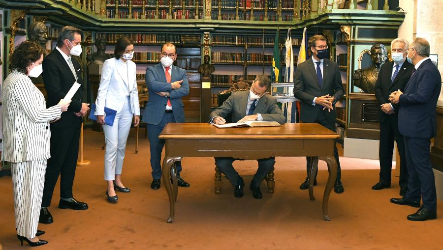 Felipe VI asinou no Libro de Honra da USC. FOTO: Santi Alvite 