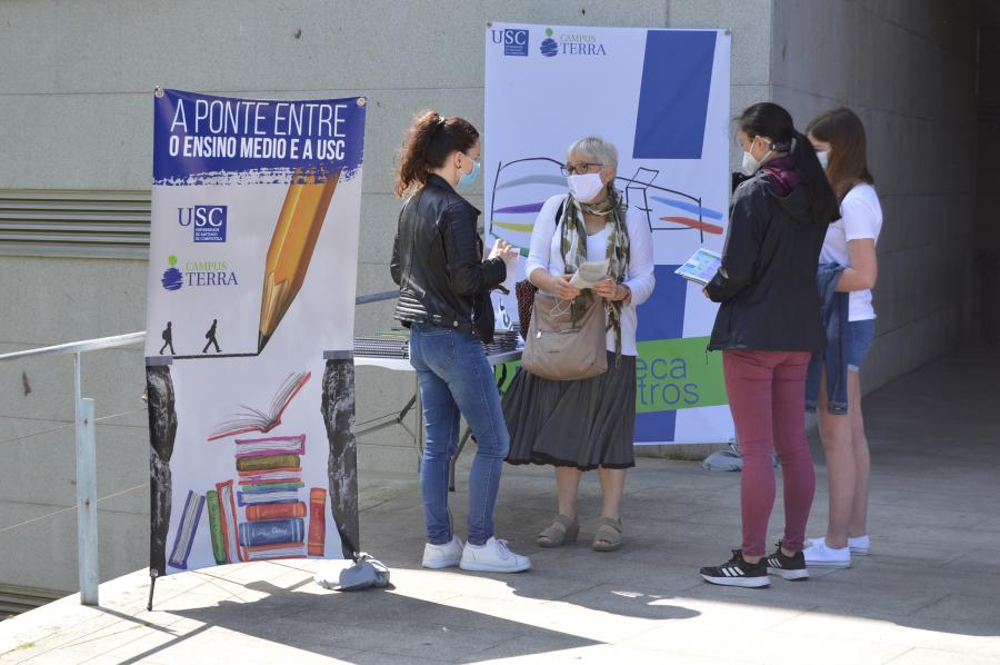 Punto de información do programa A Ponte, na entrada da biblioteca Intercentros de Lugo