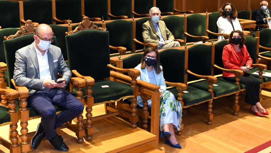 En primeiro termo e de esquerda a dereita, Anxo Lorenzo, Mar Lorenzo e Dulce García Mella. FOTO: Santi Alvite