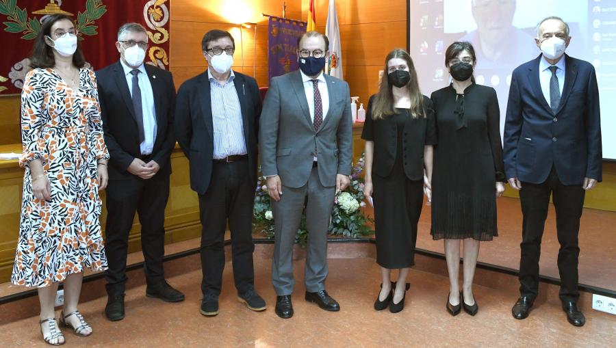 O reitor acompañado da esposa, filla e irmá do homenaxeado, así como dos profesores Francisco Otero, Dolores Viña Castelao e Ángel J. Concheiro Nine. FOTO: Santi Alvite