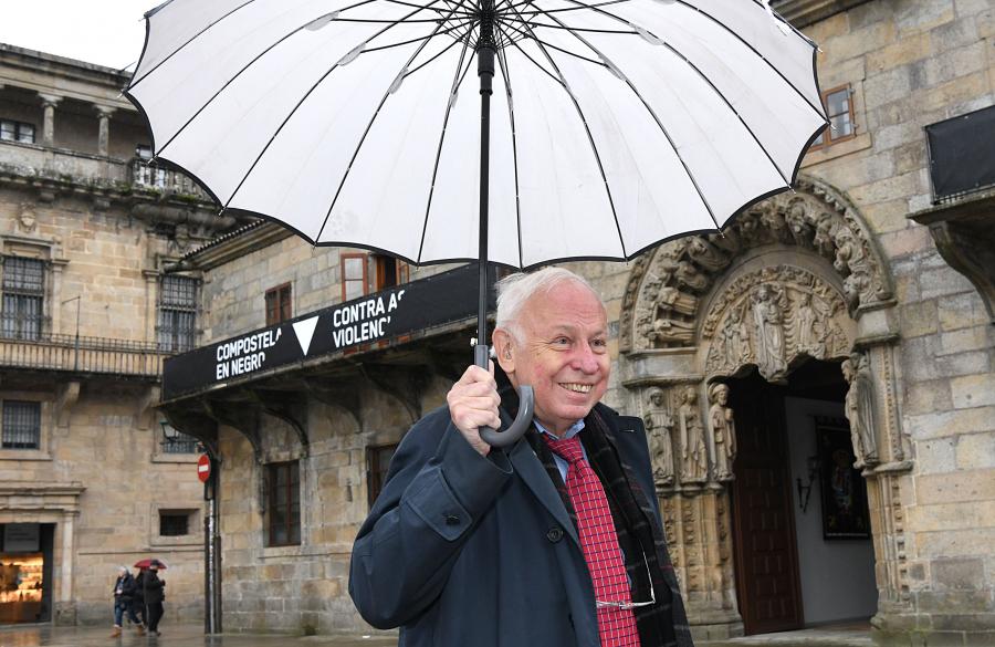 Tomas Lindahl ante o Colexio de San Xerome