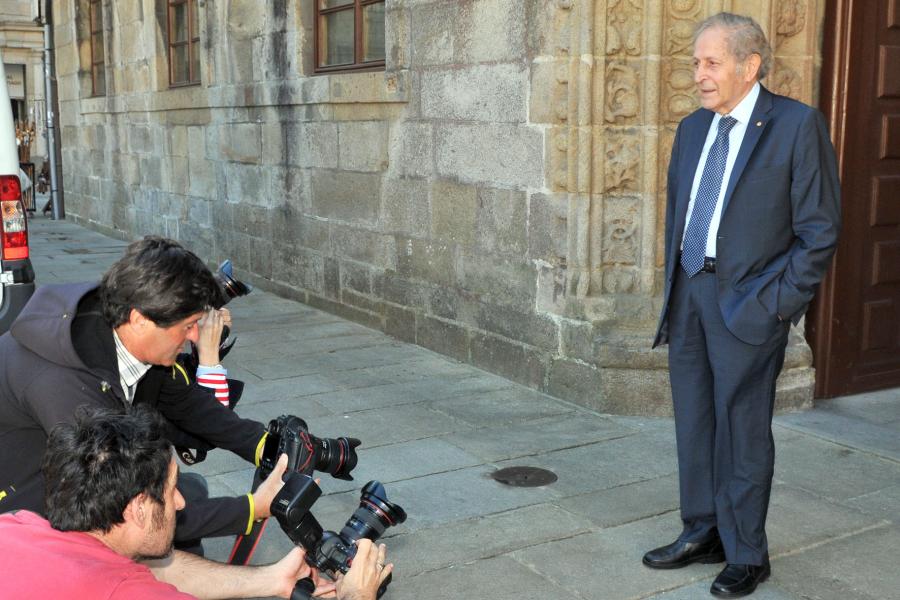 Claude Cohen-Tannoudji posando para los medios ante el Colexio de San Xerome
