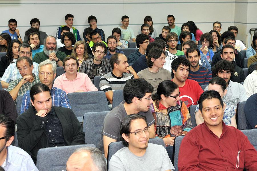 Asistentes al encuentro de Eric Allin Cornell con investigadores