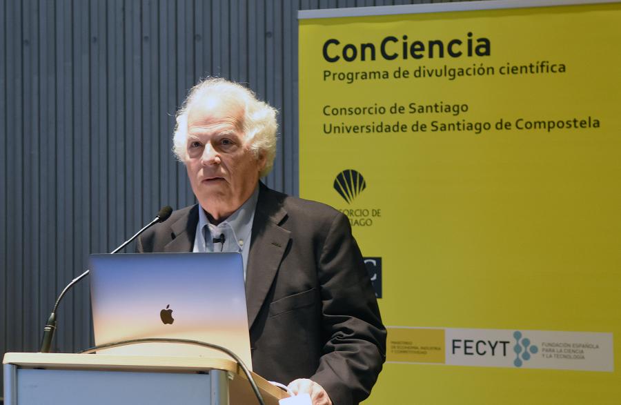 Stanley B. Prusiner durante a conferencia