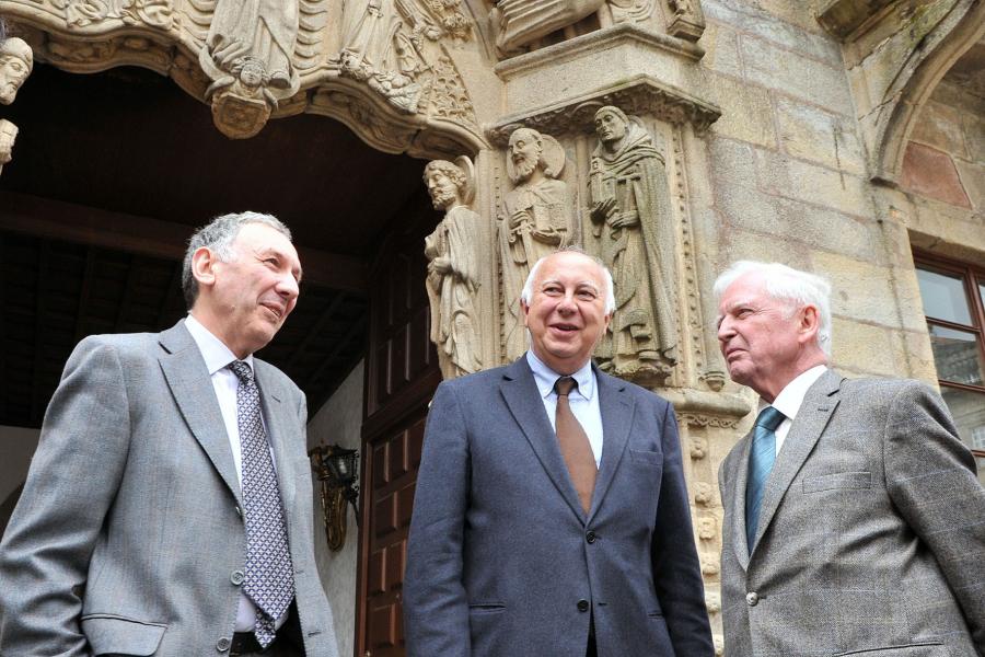 Harald zur Hausen y autoridades ante el Colexio de San Xerome