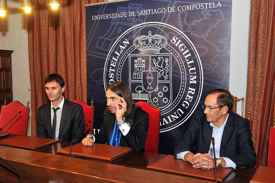 Jorge Mira, Cédric Villani e Alfredo Bermúdez de Castro na rolda de prensa