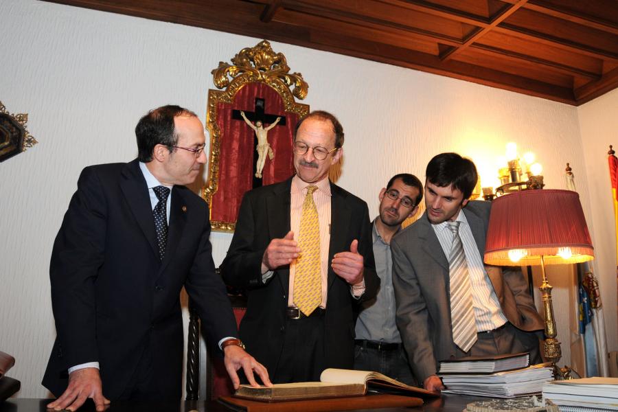 El rector, Senén Barro, Harold Elliot Varmus, Anxo Vidal y Jorge Mira en la firma del libro de honor de la USC