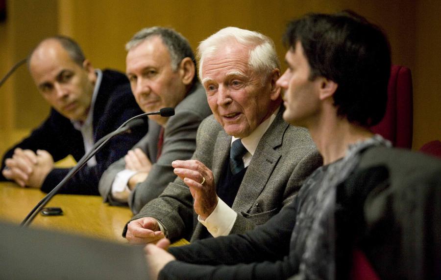 Mesa presidencial del encuentro de Harald zur Hausen con investigadores