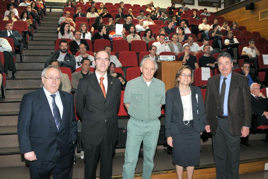 Autoridades e público asistente á conferencia de Sir Harold Walter Kroto