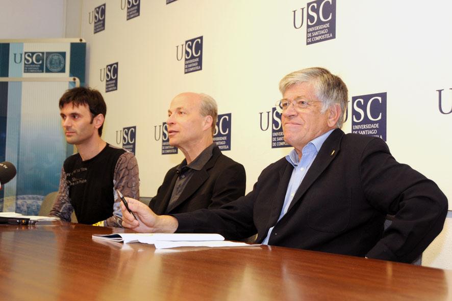 Jorge Mira, Roger David Kornberg e Luis Castedo na rolda de prensa