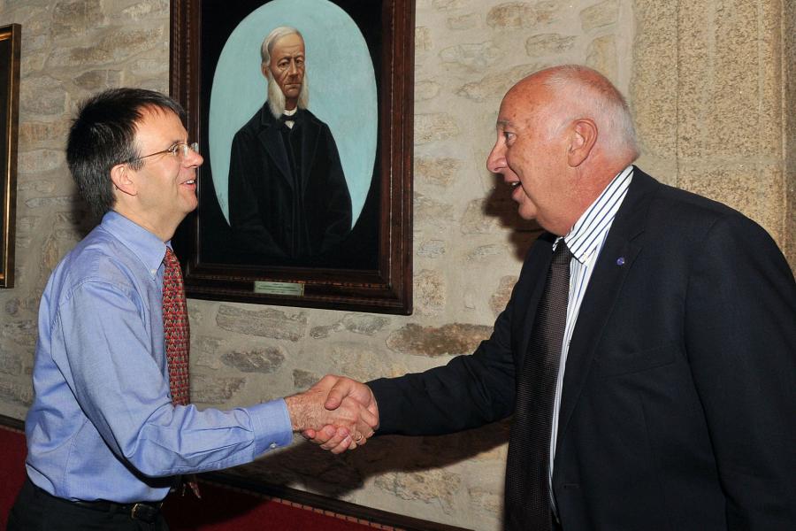 El rector, Juan Casares, y Eric Allin Cornell