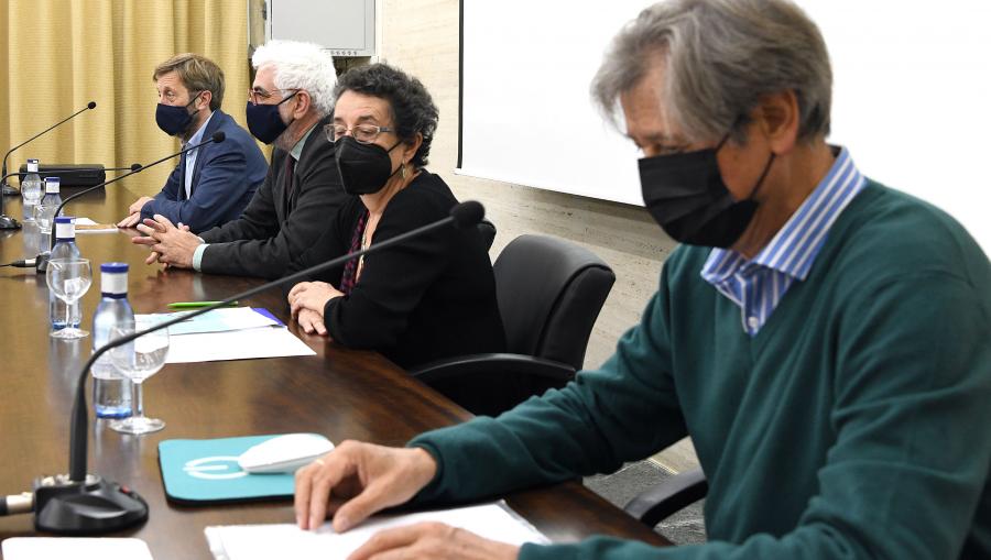 De esquerda a dereita, Xosé Luís Regueira, Elías Torres, Rosario Álvarez e Francisco Xavier Varela. Foto: Santi Alvite