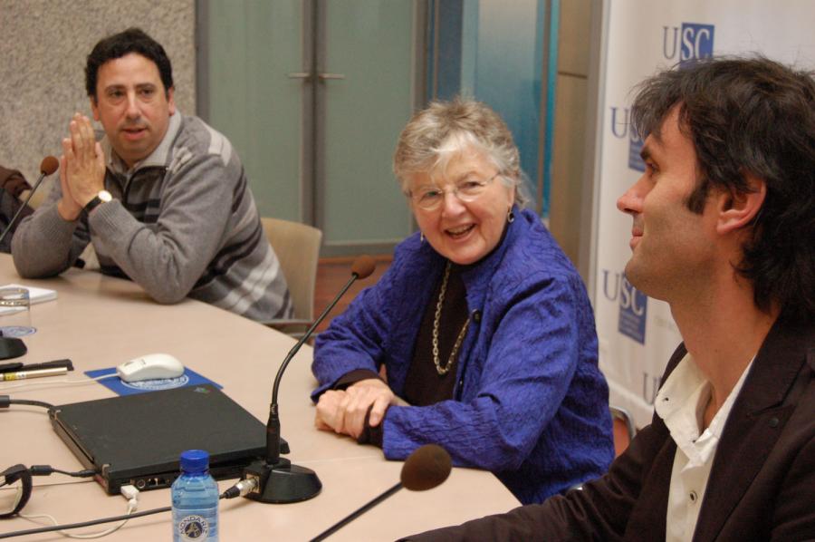 Javier Díaz, Frances Elizabeth Allen y Jorge Mira en el encuentro con investigadores
