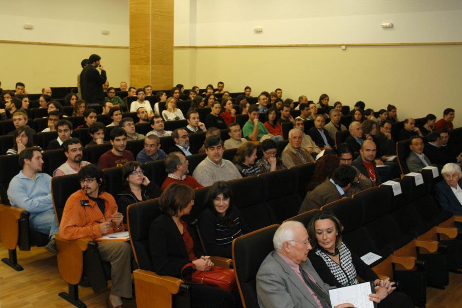 Público asistente á conferencia de Sir Michael Francis Atiyah