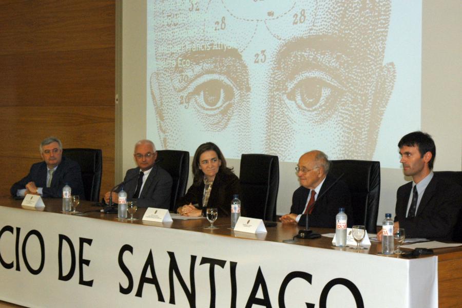 Mesa presidencial da conferencia de Sir Michael Francis Atiyah