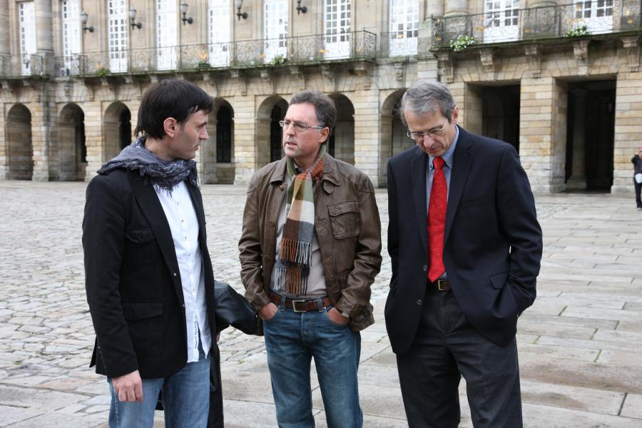Jorge Mira, José Luis Mascareñas e Richard Royce Schrock na Praza do Obradoiro
