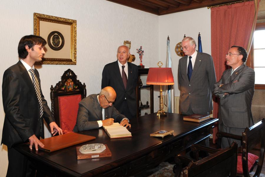 Mohamed ElBaradei firmando en el libro de honor de la USC