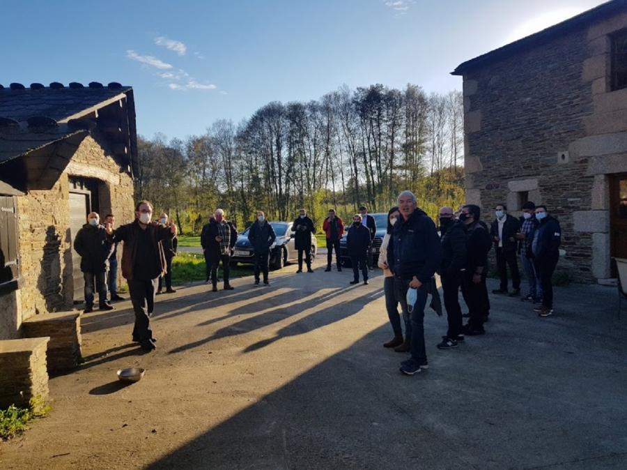 Participantes na xornada sobre frondosas, nunha visita