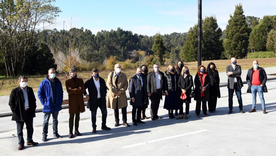 Foto de familia dos e das asistentes ao acto. FOTO: Santi Alvite