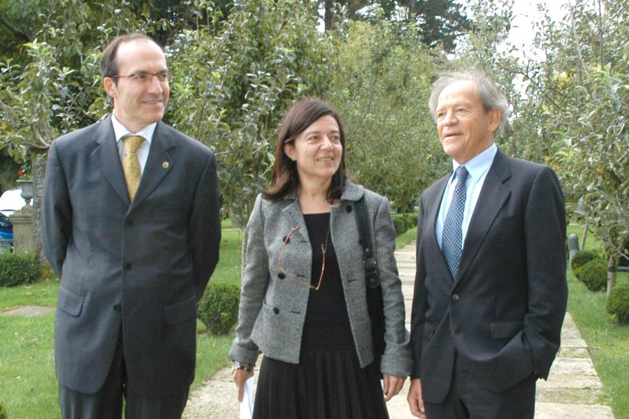 O reitor, Senén Barro, Laura Sánchez e Torsten Nils Wiesel na entrada do Centro de Estudos Avanzados