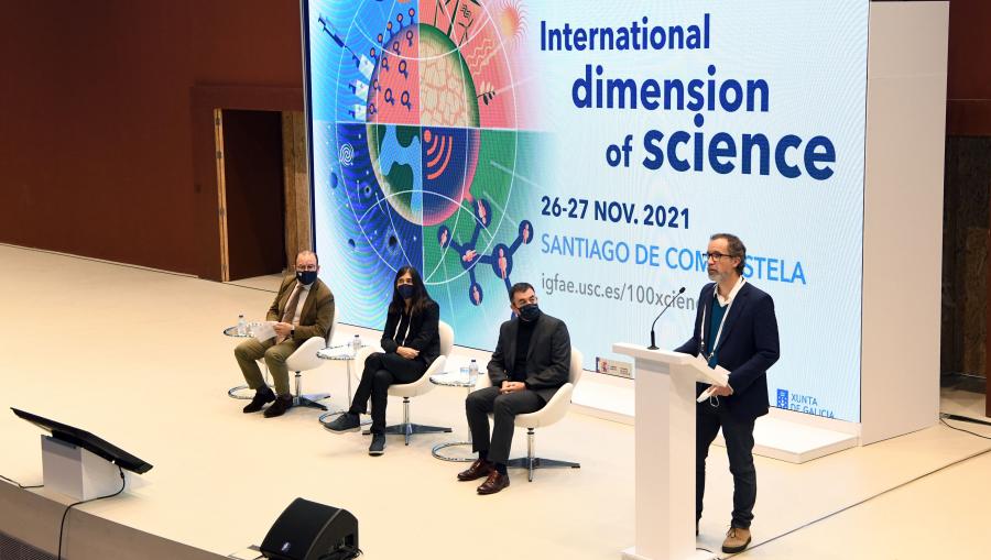 Carlos Salgado presentou a sesión inaugural. FOTO: Santi Alvite