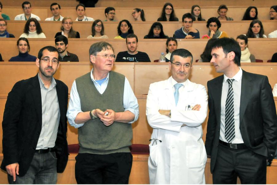 Momentos previos á Xuntanza de Sir Tim Hunt con investigadores