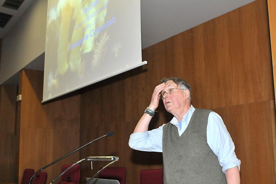Sir Tim Hunt durante a Xuntanza con investigadores