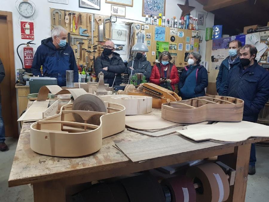 Visita ao obradoiro de instrumentos musicais de Xaneco, en Outeiro de Rei