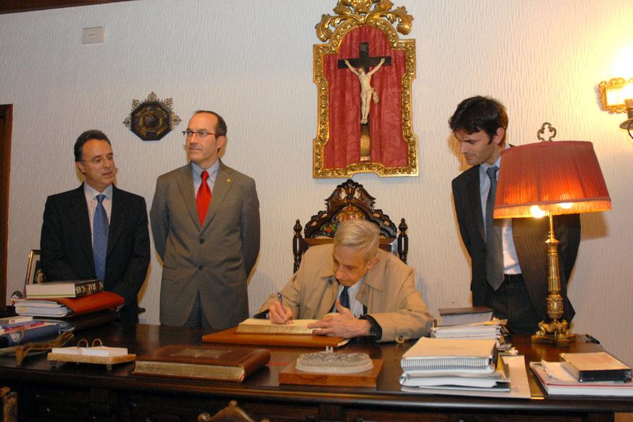 John F. Nash Jr. asinando no libro de honra da USC