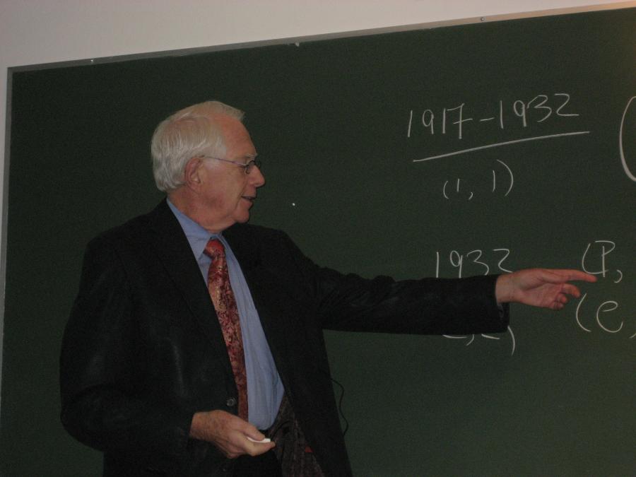 Sheldon Lee Glashow na xuntanza con investigadores