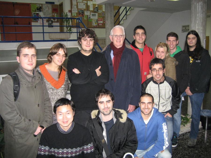 Investigadores con Sheldon Lee Glashow