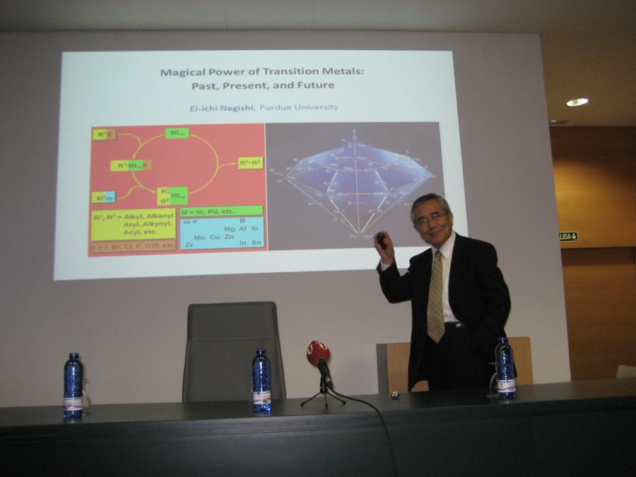 Ei-ichi Negishi en el encuentro con investigadores