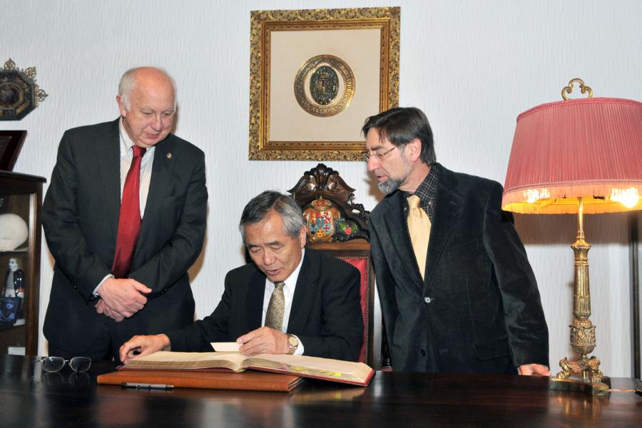 Ei-ichi Negishi firmando en el libro de honor de la USC