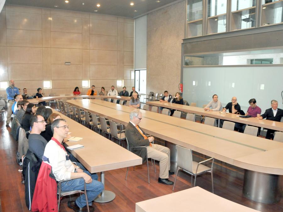 Investigadores asistentes á Xuntanza con Sir Harold Walter Kroto