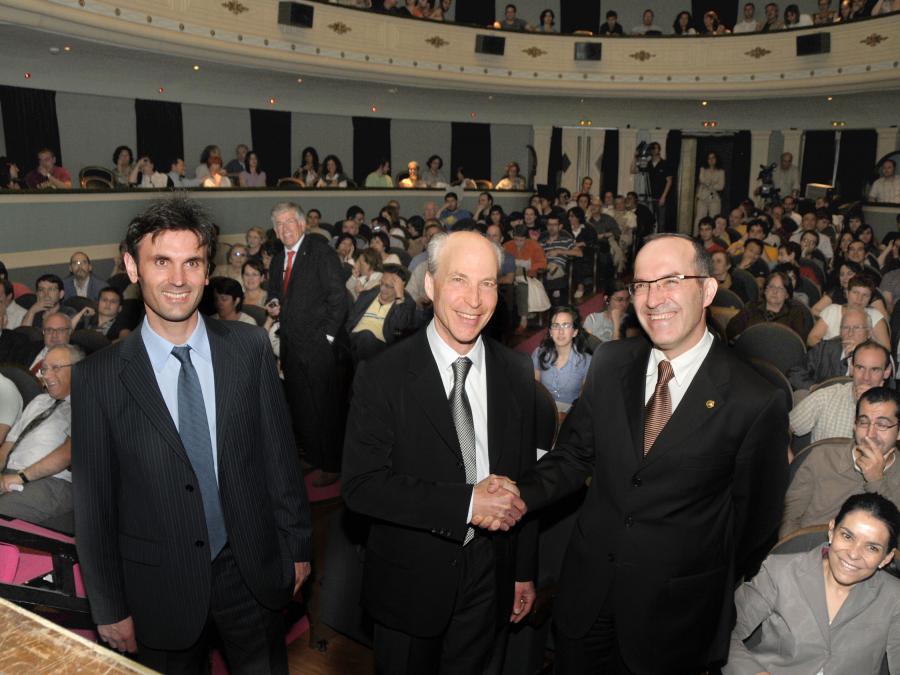 Momento previo á conferencia de Roger David Kornberg
