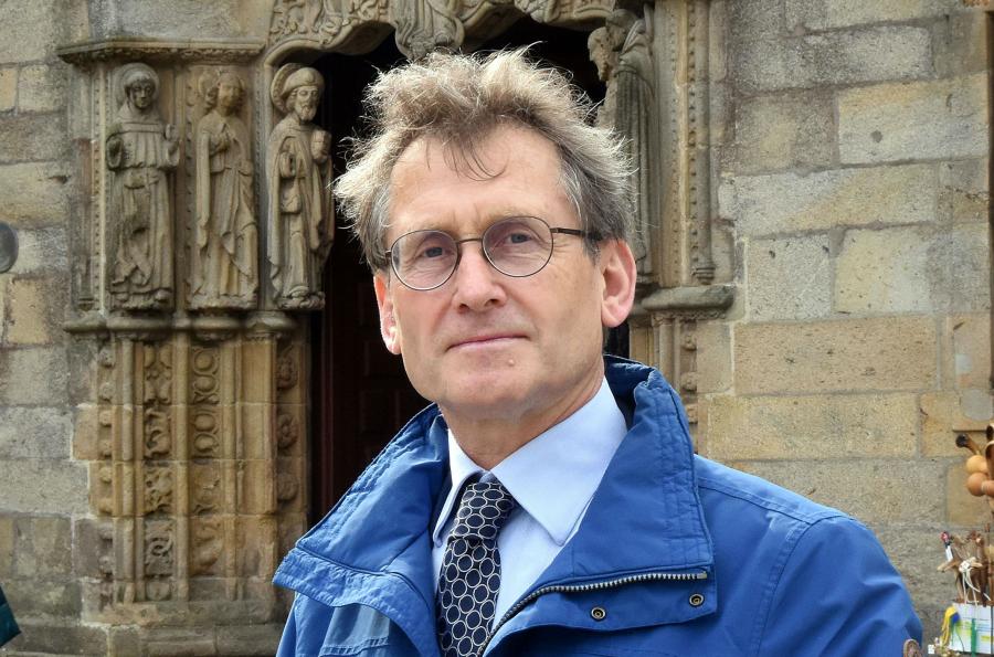 Bernard L. Feringa ante la puerta del Colexio de San Xerome