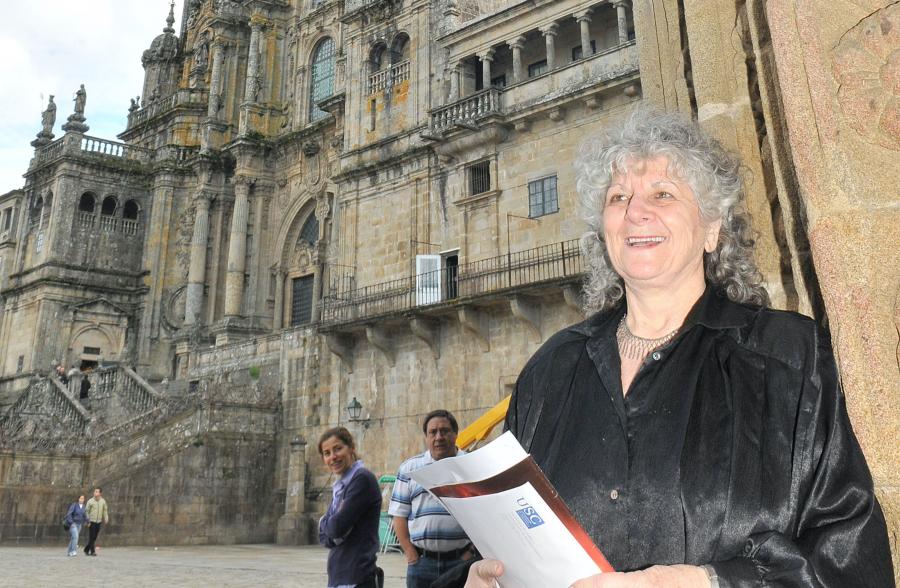 Ada E. Yonath en la puerta del Colexio de San Xerome